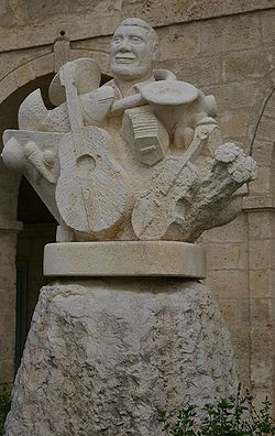 Monument in hommage of singer Boby Lapointe